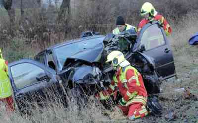 Schwerer Frontalcrash gegen Baum im Erzgebirge: VW Fahrer fährt bei eisigen Temperaturen viel zu schnell, kracht gegen Baum und schleudert Hang hinab, Fahrer schwer verletzt: Fahrer muss von Kameraden und Rettungsdienst zum Rettungsdienst verbracht werden, PKW qualmt nach Crash