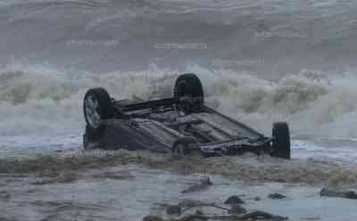 (UP) Tödliche Unwetter in Italien: Dramatische Bilder aus Ischia – Mehrere Menschen ums Leben gekommen, weitere werden vermisst – Autos und Busse vom Schlamm begraben, Fahrzeuge ins Meer gespült, riesige Felsen in den Straßen: O-TON Anwohnerin, schlimme Bilder, mindestens 8 Menschen kamen ums Leben - duzende Personen werden noch vermisst
