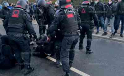 Großdemo in Leipzig „Ami go home” – Auseinandersetzungen mit der Polizei: Antifa blockiert Demoroute und bewirft Polizisten mit Gegenständen, Sitzblockaden und Festnahmen: Tausende demonstrieren in Leipzig gegen Kriegsunterstützung der USA