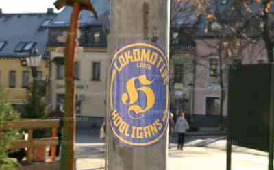 Fußballhooligans wüten im Weihnachtsland Erzgebirge: Hooligans von Lok Leipzig attackieren Polizisten in Oberwiesenthal mit Schneebällen, verteilen Aufkleber, 30 Personen werden in Chemnitz festgesetzt und kontrolliert: Polizisten werden zudem an ihrer Dienstdurchführung gehindert, Hooligans reisen mit Bus ab und werden von Polizei in Chemnitz gestoppt, es folgen zahlreiche Anzeigen