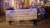 Montagsprotest in Zwickau: 1.500 Teilnehmer protestieren gegen Asylpolitik, kritische Worte gegen Asylanten an der Domkirche in Zwickau, Protestzug führt direkt am Weihnachtsmarkt entlang: Trommeln, Banner und Fahnen der Freie Sachsen, Schriftzüge gegen aktuelle Politik