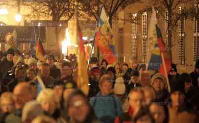 Montagsprotest in Zwickau: 1.500 Teilnehmer protestieren gegen Asylpolitik, kritische Worte gegen Asylanten an der Domkirche in Zwickau, Protestzug führt direkt am Weihnachtsmarkt entlang: Trommeln, Banner und Fahnen der Freie Sachsen, Schriftzüge gegen aktuelle Politik