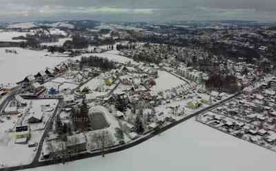 Weiße Weihnachten – wie stehen die Chancen? Wintermärchen nach Schneefällen im Erzgebirge, Annaberg-Buchholz in einem weißen Kleid eingehüllt: Vb-Tief kann ab Sonntag ergiebige Schneefälle verursachen, genaue Zugbahn noch unsicher