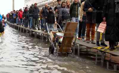 Schutzsystem nicht aktiviert: Venedig steht wieder unter Wasser – Tausende Touristen am dritten Adventswochenende auf Stegen in der überfluteten Altstadt unterwegs, ein massives Gedrängel auf den Hochwasser-Stegen, erstes Hochwasser nach der katastrophalen Rekordflut vor zwei Wochen: Tausende Weihnachtstouristen drängeln sich auf den Hochwasserstegen in Venedig