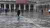 Schutzsystem nicht aktiviert: Venedig steht wieder unter Wasser – Tausende Touristen am dritten Adventswochenende auf Stegen in der überfluteten Altstadt unterwegs, ein massives Gedrängel auf den Hochwasser-Stegen, erstes Hochwasser nach der katastrophalen Rekordflut vor zwei Wochen: Tausende Weihnachtstouristen drängeln sich auf den Hochwasserstegen in Venedig