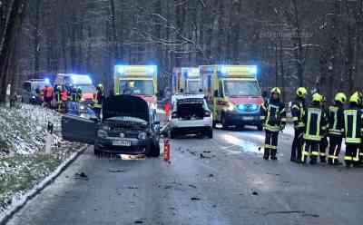 7 Verletzte bei Unfall im Erzgebirge: Mitsubishi und VW kollidieren, Feuerwehr und mehrere Rettungswagen im Einsatz: Straße stundenlang gesperrt, Unfalldienst ermittelt zur Unfallursache