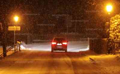 Starker Schneefälle drohen: erste Schneefräsen gegen Schnee im Einsatz, Menschenmassen bei eisigen Temperaturen auf Annaberger Weihnachtsmarkt, Hund in Wintermantel von Frauchen eingehüllt, Chaos zum Berufsverkehr erwartet: -11 °C auf dem Fichtelberg, tiefwinterliche Impressionen, Reiterstaffel unterwegs auf Winterwanderung, Drohnenaufnahmen vom Winterwetter