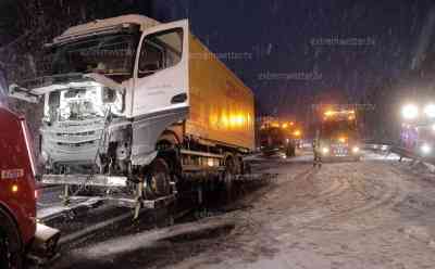 Schneechaos in Sachsen: LKW wälzt Leitplanke nieder, LKW Fahrer verliert Kontrolle, rutscht quer der B 174 hinunter, LKW durchbricht Leitplanke, querstehende LKWs auf den Nebenstraßen: Einsatzleiter Feuerwehr: „Wir hatten selbst Probleme an die Einsatzstelle zu kommen“