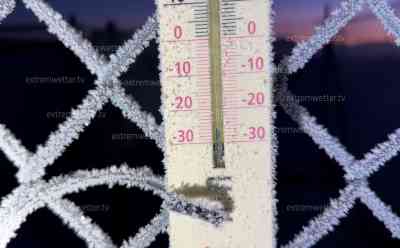 (UP) Fast -30 Grad: Arktische Nacht in Deutschland – Extreme Kälte nach sternenklarer Nacht, alles tiefgefroren, einzigartiger Drohnenbilder bei Sonnenaufgang und Extremkälte, inneralpin bis zu minus 40 Grad, Thermometer zeigt extrem tiefe Temperatur: Arktische Kälte in Deutschland - Tiefgefroren bei fast minus 30 Grad.