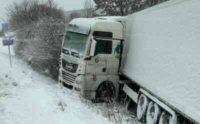 Schneechaos – Megastau auf Sachsens Autobahn: A 4 zwischen Görlitz und Dresden über 50 Km Stau, überall querstehende LKW an Autobahnauffahrten, dichter Schneefall auf A 4 (live), LKW liegt im Graben: Winterdienst im Dauereinsatz, erste Erfolge – A 4 weitestgehend gut befahrbar, zahlreiche Baustellen regelrecht eingewintert