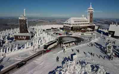 Wintermärchen - Ski und Rodel gut auf dem Fichtelberg: zentimeterdicker Raureif bei Sonnenschein überrascht viele Menschen, strahlender Sonnenschein bei eisigen Temperaturen, O-Töne von Menschen, Oberwiesenthal startet am Freitag in die Skisaison: Enorme Fernsicht bei traumhaftem Winterwetter, Voxpops: „Traumhaft, wie in einem Märchen, eine Märchenlandschaft“, spektakuläre Drohnenaufnahmen