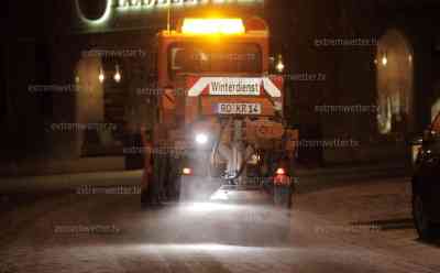 Eisregenchaos – Unwetterwarnung für Süddeutschland: Eisregenfront erreicht Bayern, Autobahn A 93, A 8 spiegelglatt (on tape), Winterdienst mit viel Salz im Dauereinsatz, Eisregen live on tape: Öffentlicher Nahverkehr kann ab den Vormittagsstunden vielerorts zusammen brechen, Fahrradfahrer im Eisregen