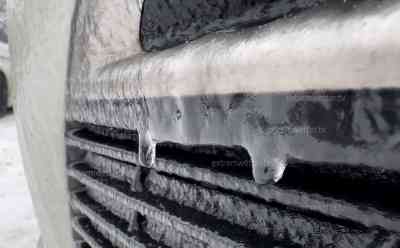 Massiver Eisregen im Südwesten: Gefährliche Unwetterlage durch Glatteisregen – Regen bei Minusgrade, bereits dicke Eisschicht auf Straßen und Autos, weitere intensive Eisregenfälle folgen im Laufe des Tages, Lage spitzt sich zu: Dicker Eispanzer auf Autos und Straßen