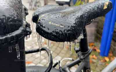 Extremer Eisregen: Gefahr für Leib und Leben, warnt der Deutsche Wetterdienst – O-TON Streudienst, alles ist mit einer dicken Eisschicht überzogen, gefährliche Unwetterlage in Süddeutschland, dicker Eispanzer auf Straßen und Autos: 