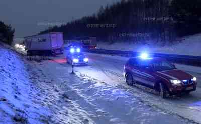 Eis- und Schneeglätte – Feuerwehrkamerad muss zu Fuß Rettungsgasse für dringend benötigen Winterdienst bilden - heftiger LKW Unfall: LKW kommt auf A 93 ins Rutschen und stellt sich quer, stundenlange Sperrung der A 93 bei Siegenburg: Autofahrer standen stundenlang auf A 93 im Schnee fest, LKW Fahrer leicht verletzt
