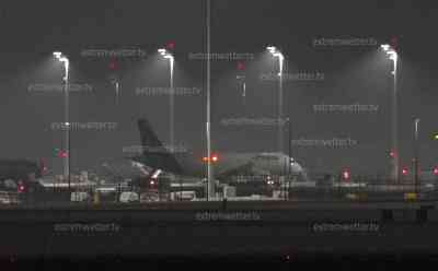 Eisregenfront nimmt Kurs auf Bayern: 100 Flugausfälle auf dem Flughafen München, neue Eisregenfront kann erneut zu zahlreichen Flugausfällen führen: Aktuelle Abendaufnahmen vom Flughafen München, schlechte Sicht in Richtung Tower