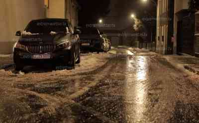 Heftiger Eisregen sorgt für Chaos in Landsberg am Lech: Autos zentimeterdick mit Eis bedeckt, Unfälle auf den Straßen, Menschen rutschen im Laufen, ganze Straßenzüge völlig vereist, Anwohner: „Mega rutschig, der Hund ist sogar fast hingefallen“: Menschen können sich nur mit Mühe auf den Beinen halten, Weihnachtsmarkt komplett vereist, Winterdienst im Einsatz, Autofahrer haben große Probleme auf den Straßen