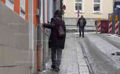 Glatteisfront erreicht Ostdeutschland: Menschen rutschen auf Eis über Gehwege, Rettungsdienst im Dauereinsatz, völlig vereiste Fahrzeuge, ältere Menschen haben große Probleme auf eisglatten Fußwegen: Anwohner streuen grobkörnigen Splitt, selbst der Parkscheinautomat ist völlig vereist