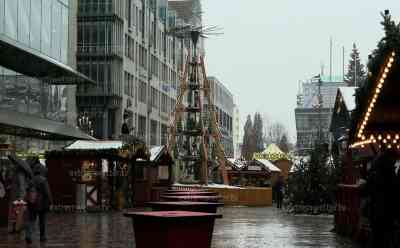 Eisregen – Weihnachtsmarkt in Chemnitz geschlossen: Erst ab 14 Uhr gibt Stadt Chemnitz Entwarnung und der Weihnachtsmarkt kann öffnen, bei + 2 °C und strömenden Regen blieben die Gäste jedoch aus: Zahlreiche Buden blieben am Montag gleich geschlossen, einige mutige Weihnachtsmarktbetreiber öffneten, verzeichneten aber kaum Gäste
