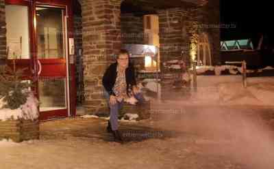 Eisregen vereist Fichtelbergplateau: Schwebebahn muss Betrieb einstellen, Parkplätze vereist, zentimeterdickes Eis an Vegetation, Hotelmitarbeiter muss kräftig salzen: Eisregenfront zieht nach Ostsachsen ab, so langsam setzt Milderung ein