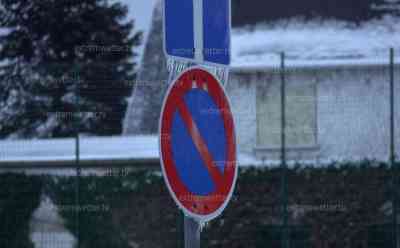 Eisregen, Sturm und Schneeverwehungen im Osterzgebirge: Frostluft aus Tschechien hält sich stundenlang, ganze Verkehrszeichen von Eis bedeckt: Schneeverwehungen auf Grund des Sturms in Zinnwald