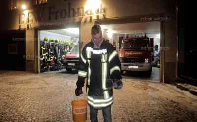 Extreme Glätte durch Eisregen – Feuerwehr muss eigenes Gerätehaus salzen: Feuerwehrkameraden wären im Ernstfall auf Eispisten reihenweise hingefallen, Feuerwehrfahrzeuge drohten wegzurutschen, Menschen klammern sich gegenseitig, Winterdienst weiter im Dauerstress: Glatteisgefahr ganze Nachtstunden nicht gebannt, komplette Innenstadt von Annaberg-Buchholz vereist, Winterdienst bis Mitternacht im Einsatz