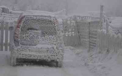 Extremes Raueis im Erzgebirge: kein Tauwetter, dafür tagelanger extremer Eisregen auf Grund außergewöhnlicher Wetterlage, überall in Deutschland Tauwetter – außer in Zinnwald, massiver Eispanzer an Bäumen, PKW, Verkehrszeichen kaum wiederzuerkennen: Bodennah weht weiterhin eisige Luft aus Tschechien über dem Erzgebirgskamm ins Osterzgebirge, wenige Kilometer entfernt herrschen Plusgrade und Tauwetter
