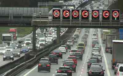 Weihnachtsverkehr und Stau auf Bayerns Autobahnen: A 9 seit den Mittagsstunden zähfließender Verkehr und kilometerlanger Stau, Unfälle führen zu extra langen Wartezeiten: Nach 2 Jahren Coronapandemie bedeutend mehr Verkehr auf Deutschlands Autobahnen 