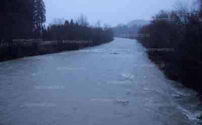 Hochwassergefahr im Allgäu: Schneeschmelze und Dauerregen lassen Bäche und Flüsse gefährlich anschwellen, DWD warnt vor Dauerregen von bis zu 140 l/qm: Erste Aufnahmen von überfluteten Wiesen und randvollen Bächen am Freitagabend 