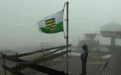 Orkanböen zu Silvester: Mittelgebirge erleben stürmisches Silvester, Orkanböen auf dem Brocken von über 140 Km/h – bis zu Fichtelberg 107 Km/h, Sturm und Raketen können zu unkontrollierbaren Geschossen werden: Feuerwerk sollte in windstillen Gegenden abgefeuert werden, aktuelle Aufnahmen von orkanartigen Böen auf dem Fichtelberg, Schwebebahn stellt Betrieb ein