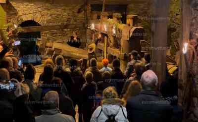 Hammerschläge und Feuerwerk begrüßen das neue Jahr: Frohnauer Hammer begrüßt mit zahlreichen Menschen und den letzten 12 Hammerschlägen aus dem alten Jahr, das neue Jahr: Großes Privatfeuerwerk am Nachthimmel um Mitternacht