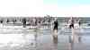 Neujahrsanbaden in Norderney: Hunderte Menschen wagen sich bei frühlingshaften Temperaturen in die eiskalte Nordsee: Anstatt Böller und Raketen – ab ins kalte Nass, hunderte Menschen staunen über diese eiskalte Aktion