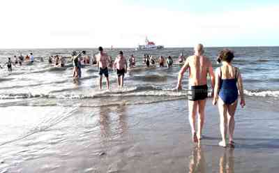 Neujahrsanbaden in Norderney: Hunderte Menschen wagen sich bei frühlingshaften Temperaturen in die eiskalte Nordsee: Anstatt Böller und Raketen – ab ins kalte Nass, hunderte Menschen staunen über diese eiskalte Aktion