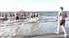 Neujahrsanbaden in Norderney: Hunderte Menschen wagen sich bei frühlingshaften Temperaturen in die eiskalte Nordsee: Anstatt Böller und Raketen – ab ins kalte Nass, hunderte Menschen staunen über diese eiskalte Aktion