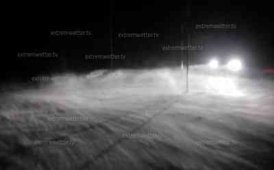 Massiver Schneesturm in Oberwiesenthal: Tief „Gero“ sorgt für mächtigen Schneesturm rund um Oberwiesenthal, kaum Sicht, Autos im starken Schneesturm: Sturmböen und Neuschnee verursachen starke Verwehungen, sibirische Aufnahmen nach langer milder Periode