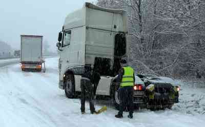 Schneechaos in Sachsen: querstehende LKWs auf A 72 bei Plauen, auch auf Nebenstrecken viele querstehende Fahrzeuge, dichter Schneefall: Kilometerlange Staus auf den Autobahnen A 72 und A 9 in Westsachsen