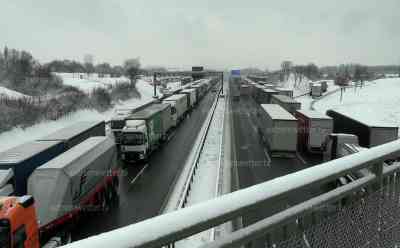 Schneechaos A 9 – Polizei sperrt Autobahnauffahrten: LKW kracht auf schneeglatter Fahrbahn in Leitplanke, 500 Liter Diesel ergießen sich über A 9, Sperrung bis in die Mittagssstunden, Rastplatz wegen querstehender LKW gesperrt: Stau und stockender Verkehr auf 100 Kilometer Länge, zahlreiche LKW rutschen in Straßengräben, Drohnenaufnahmen vom Stau
