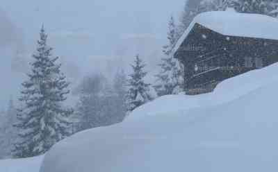 Enorme Lawinengefahr: Dörfer versinken im Schnee – Heftiger Wintereinbruch in der Schweiz, mehr als 1,20 Meter Schnee in kurzer Zeit, Straßen und Häuser versinken in den Schneemassen, Lawinenwarnstufe erreicht zweithöchste Stufe, hohe Gefahr für Skifahrer: Höchste Schneemenge der Alpen in diesem Winter - Dörfer versinken im Schnee