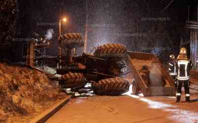Schneeglätte – Traktor überschlägt sich samt Anhänger: Traktor fährt bergwärts und gewinnt immer mehr an Geschwindigkeit, Fahrer lenkt nach links, rutscht in Böschung und fällt samt Anhänger um: Feuerwehr muss an Steigung Traktor sichern, Fahrer hatte Schutzengel und blieb unverletzt