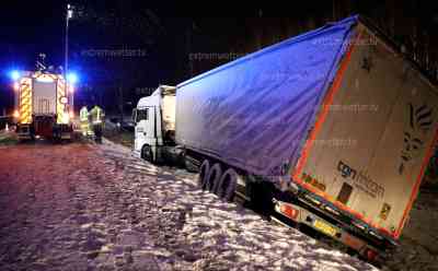 Schneechaos in Sachsen hält bis in die Nachtstunden an: Sattelaufflieger kommt auf spiegelglatter Fahrbahn von der Straße ab und rutscht in Straßengraben, LKW fällt Straßenbaum, hunderte Liter Diesel gelangen ins Erdreich: Aufwändige Bergung des LKW dauerte bis in den Nachtstunden an, Straße teilweise gesperrt 