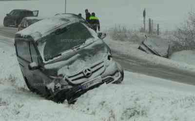 Schnee- und Glätteunfälle in Hessen: kilometerlanger Stau auf der A 44, Unfälle auch auf den Nebenstrecken, PKWs landen in Straßengraben, dichter Schneefall rund um Kassel: Autofahrer im dichten Schneetreiben, 2 Stunden Wartezeit in Richtung Dortmund auf der A 44