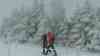 Ansturm auf Skigebiet im Erzgebirge: Hunderte Menschen warten an Lift und Kassen, alle Parkplätze randvoll und belegt, Menschen stürmen Skihang am Keilberg: Beste Wintersportbedingungen, nach über 1 Monat Skipause öffneten im Erzgebirge mehrere Lifte in verschiedenen Skigebieten