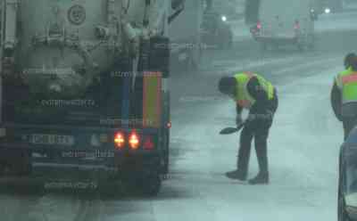 Schneetief sorgt für Stau auf Autobahnen in Sachsen: Polizei muss Split unter LKW streuen, LKW fuhr sich auf A 4 an einer Steigung fest, Winterdienst im Dauereinsatz, starker Schneefall auf A 4: Weitere starke Schneefälle drohen am Abend, Schneeverwehungen möglich
