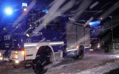 Schneechaos - Verkehrskollaps A 72 in Sachsen – THW schleppt LKW Berge hinauf: Schwerlastverkehr bricht zusammen, nix geht mehr auf der A 72 bei Hartenstein, THW im Einsatz, Polizei zwingt LKW Fahrer zum Stoppen, Polizei fährt entgegengesetzt der A 72 um Verkehr zu sperren: THW: 