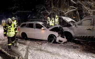Neue Schneefälle sorgen erneut für große Probleme: drei Fahrzeuge kollidieren bei dichtem Schneetreiben, Feuerwehr: „es ist sauglatt“, zwei verletzte Insassen, Autos von Schneefällen der letzten 48 Stunden regelrecht zugeschüttet: Feuerwehr mahnt und bereitet sich auf weitere Einsätze vor, LKW haben in den Nachtstunden an Steigungen Probleme, ab Montag Wetterberuhigung
