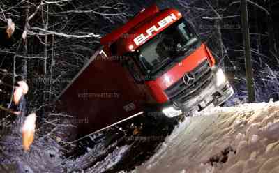 Gefährliche Schneeglätte – LKW rutscht in Graben und fällt mehrere Bäume: Dieseltank wird aufgerissen, Feuerwehr muss Diesel abpumpen, Bergung des LKW dauert mehrere Stunden, keine Entspannung auf den Straßen: LKW Fahrer hatte bergab keine Chance, Feuerwehr muss mit Spezialtechnik Diesel abpumpen