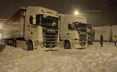 Katastrophale Schneemengen in Kärnten: 1 Meter Neuschnee, 5.000 Menschen ohne Strom, Feuerwehr und Winterdienst stecken fest, LKWs völlig zugeschneit, Fahrzeuge vom Schnee begraben, Bundesherr in Alarmbereitschaft: Bis zu einem Meter Neuschnee in nur 12 Stunden, erst vor einer Woche Schneemassen in Kärnten