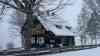 Meterhohe Schneeverwehungen in Kärnten: Pässe auf Grund der Schneemassen gesperrt, Winterdienst kapituliert vor Schneemengen, Schneefräsen gegen Schneemassen im Einsatz: Kameramann eingeschneit, Kameramann muss in Almhütte Zwangsübernachten