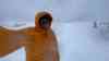 Meterhohe Schneeverwehungen in Kärnten: Pässe auf Grund der Schneemassen gesperrt, Winterdienst kapituliert vor Schneemengen, Schneefräsen gegen Schneemassen im Einsatz: Kameramann eingeschneit, Kameramann muss in Almhütte Zwangsübernachten