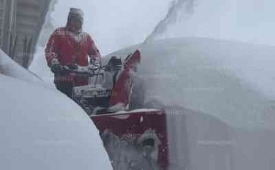Meterhohe Schneeverwehungen in Kärnten: Pässe auf Grund der Schneemassen gesperrt, Winterdienst kapituliert vor Schneemengen, Schneefräsen gegen Schneemassen im Einsatz: Kameramann eingeschneit, Kameramann muss in Almhütte Zwangsübernachten